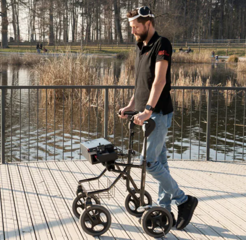 AI-supported “digital bridge” enables man to walk naturally | DailyAI