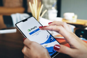 Shopify nutzt KI, um Mitarbeiter zu ersetzen