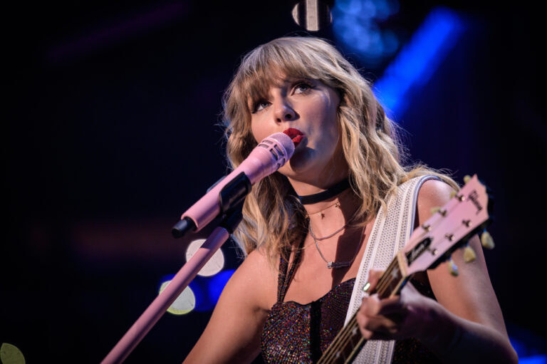Explicit AI Deep Fake Images Of Taylor Swift Cause Outrage DailyAI